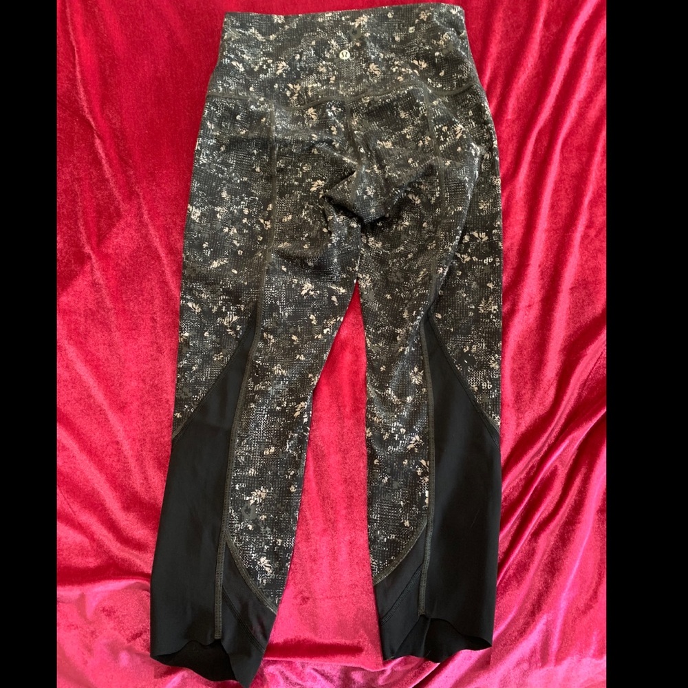 Lululemon scalloped wunder under Capri